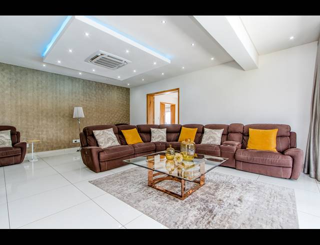 5 BEDROOM HOUSE FOR SALE IN HOUGHTON ESTATE